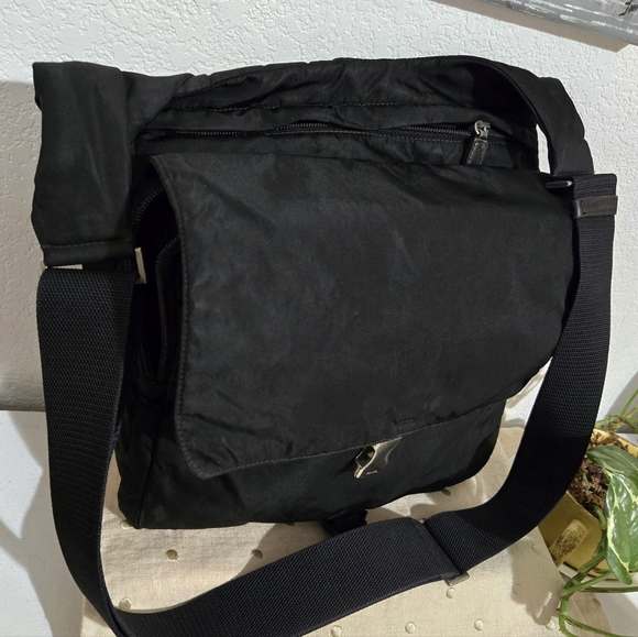 VINTAGE PRADA BLACK TESSUTO NYLON CROSS BODY TRAVEL BAG - Picture 12 of 16